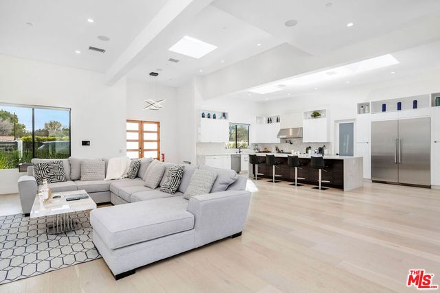 22931 Dolorosa Street, Woodland Hills, CA 91367