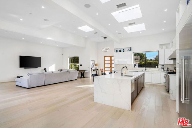 22931 Dolorosa Street, Woodland Hills, CA 91367