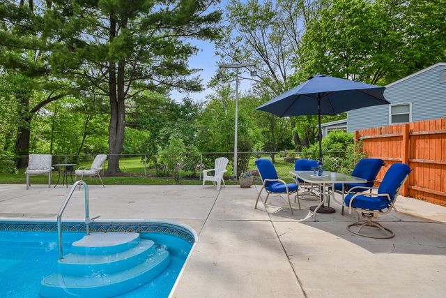 202 N Forest Avenue, Batavia, IL 60510