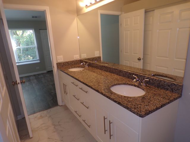 1053 Woodhill Court, Elgin, IL 60120