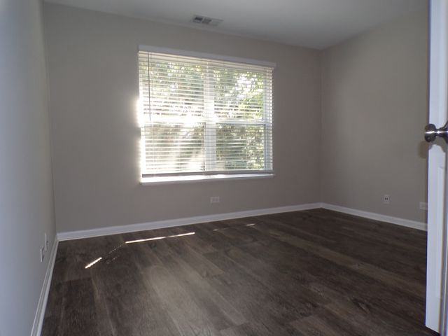 1053 Woodhill Court, Elgin, IL 60120