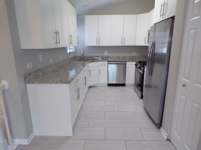 1053 Woodhill Court, Elgin, IL 60120