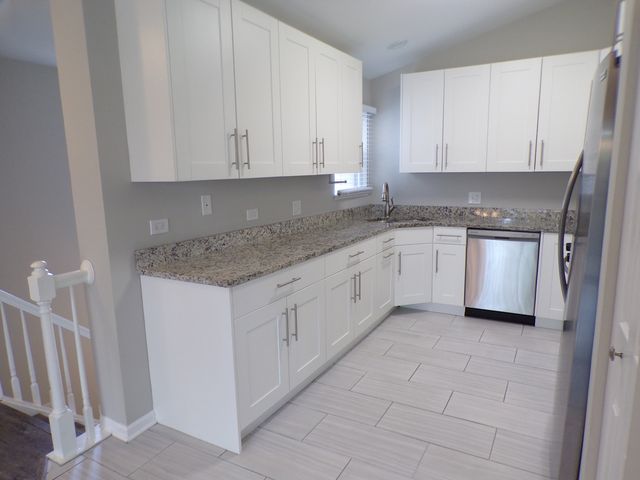 1053 Woodhill Court, Elgin, IL 60120