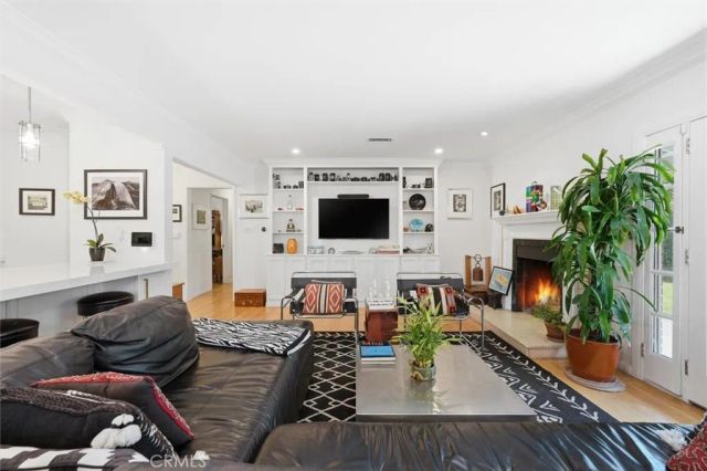 6530 Gaviota Avenue, Lake Balboa, CA 91406