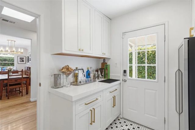 6530 Gaviota Avenue, Lake Balboa, CA 91406