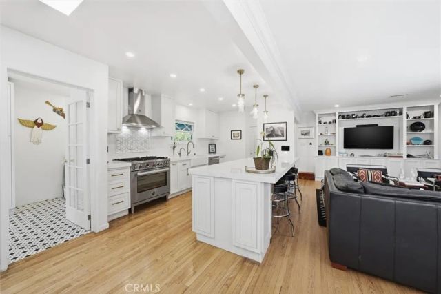 6530 Gaviota Avenue, Lake Balboa, CA 91406