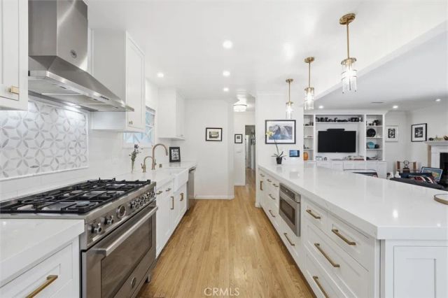 6530 Gaviota Avenue, Lake Balboa, CA 91406