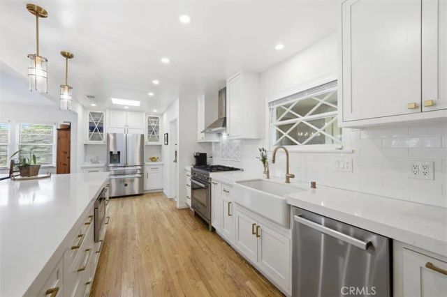 6530 Gaviota Avenue, Lake Balboa, CA 91406