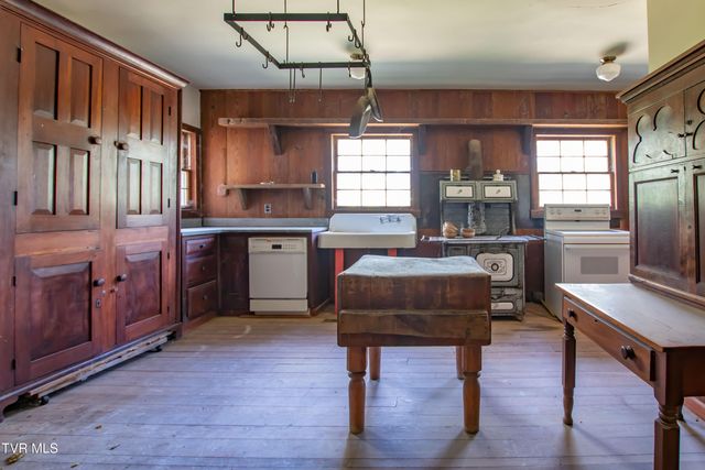 2666 Main Street, Surgoinsville, TN 37873