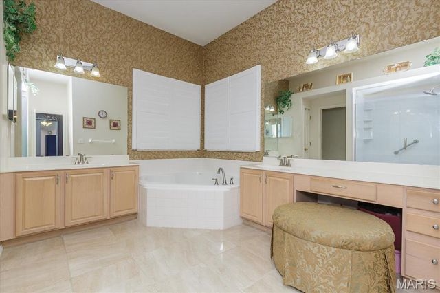 13001 Kinsley Heights Drive, Hazelwood, MO 63033