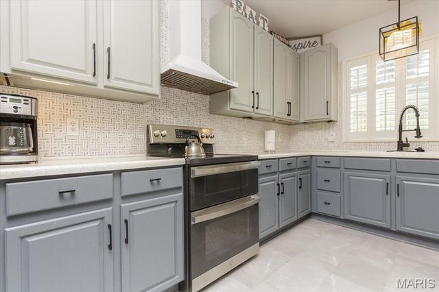13001 Kinsley Heights Drive, Hazelwood, MO 63033