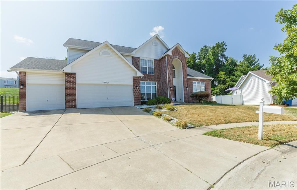 13001 Kinsley Heights Drive, Hazelwood, MO 63033