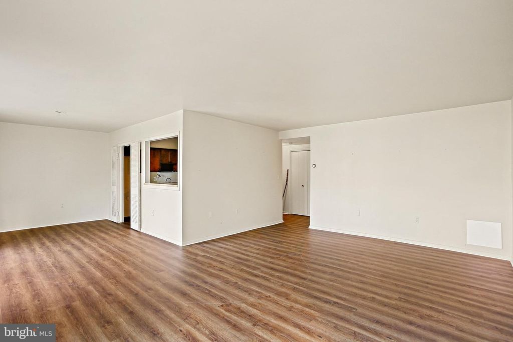 Image 7 of property listing at 10071 WINDSTREAM DR #1, Columbia, MD 21044