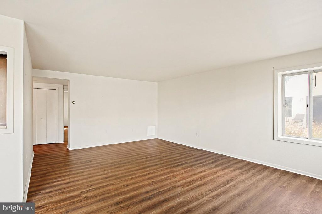 Image 8 of property listing at 10071 WINDSTREAM DR #1, Columbia, MD 21044