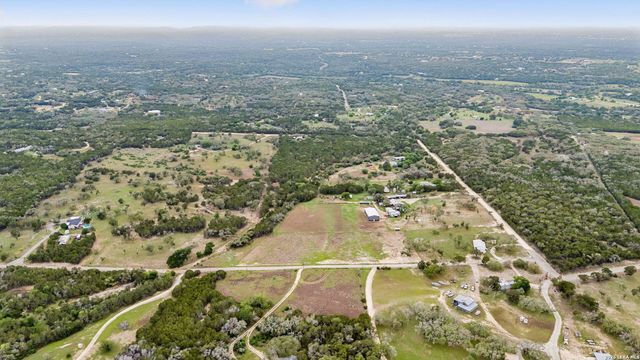 997 Gw Edwards Lane, Pipe Creek, TX 78063