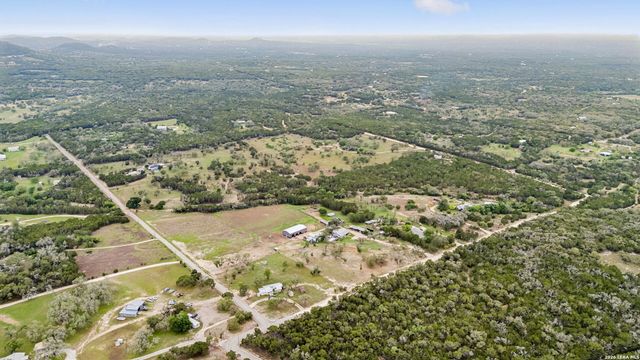 997 Gw Edwards Lane, Pipe Creek, TX 78063
