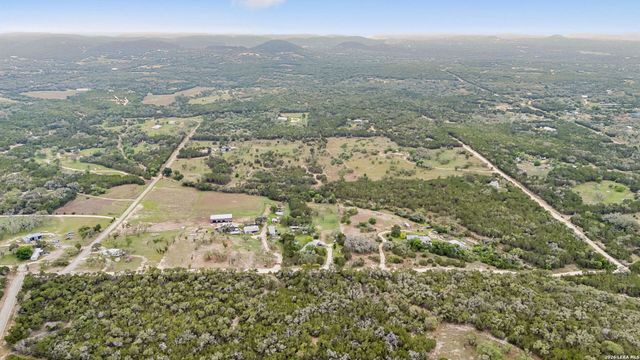 997 Gw Edwards Lane, Pipe Creek, TX 78063
