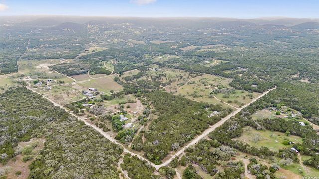 997 Gw Edwards Lane, Pipe Creek, TX 78063