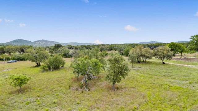 997 Gw Edwards Lane, Pipe Creek, TX 78063