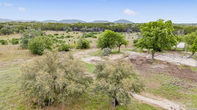 997 Gw Edwards Lane, Pipe Creek, TX 78063