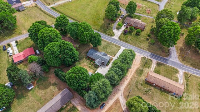 3328 Sulphur Springs Road NE, Hickory, NC 28601