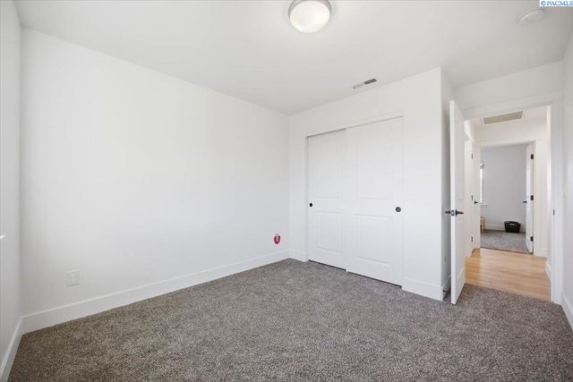 6114 W 32nd Ave, Kennewick, WA 99338