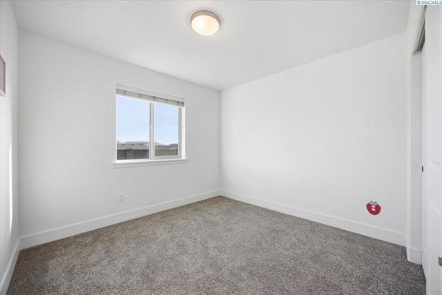 6114 W 32nd Ave, Kennewick, WA 99338