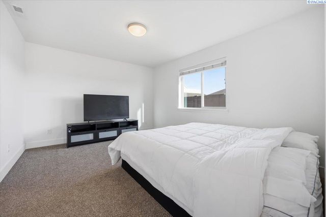 6114 W 32nd Ave, Kennewick, WA 99338