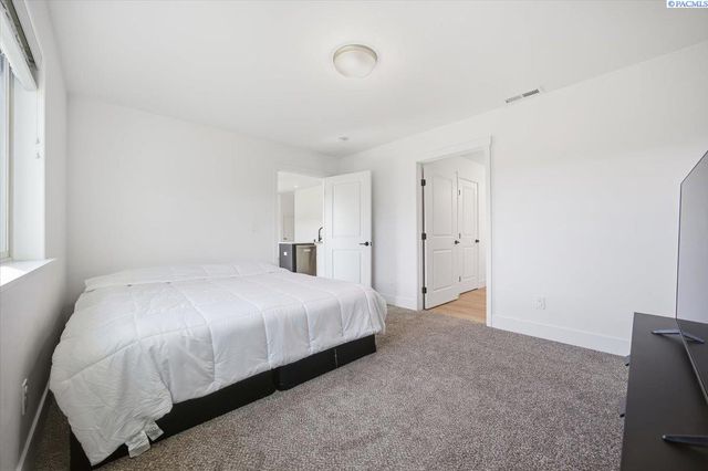 6114 W 32nd Ave, Kennewick, WA 99338