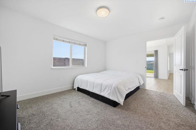 6114 W 32nd Ave, Kennewick, WA 99338