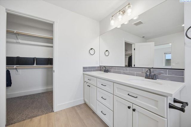 6114 W 32nd Ave, Kennewick, WA 99338