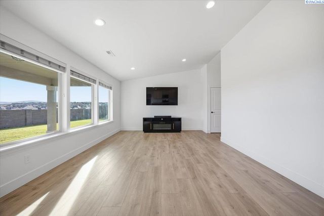 6114 W 32nd Ave, Kennewick, WA 99338