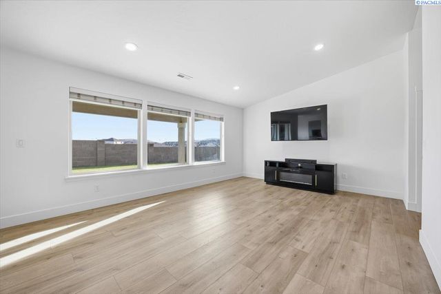 6114 W 32nd Ave, Kennewick, WA 99338