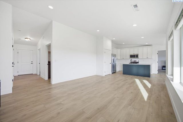 6114 W 32nd Ave, Kennewick, WA 99338