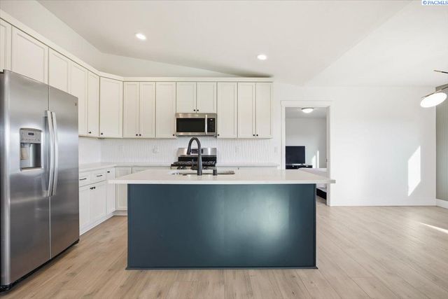 6114 W 32nd Ave, Kennewick, WA 99338