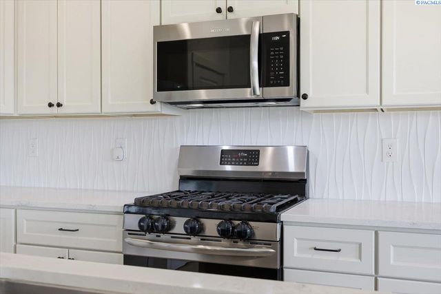 6114 W 32nd Ave, Kennewick, WA 99338