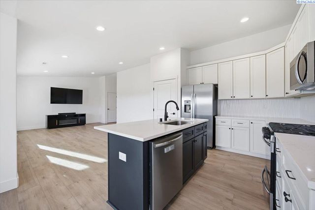 6114 W 32nd Ave, Kennewick, WA 99338