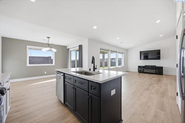 6114 W 32nd Ave, Kennewick, WA 99338