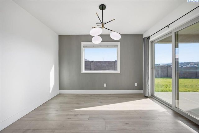 6114 W 32nd Ave, Kennewick, WA 99338