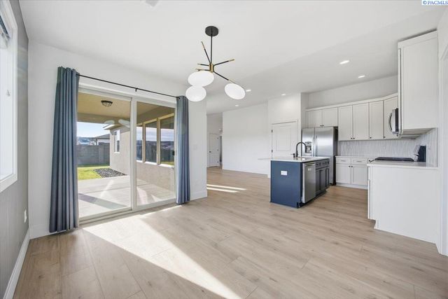 6114 W 32nd Ave, Kennewick, WA 99338