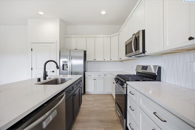 6114 W 32nd Ave, Kennewick, WA 99338