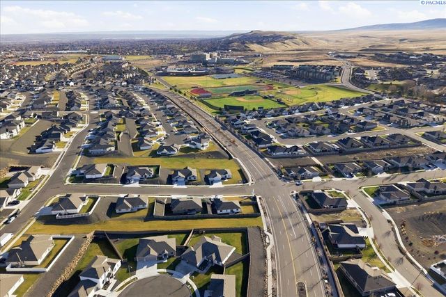 6114 W 32nd Ave, Kennewick, WA 99338