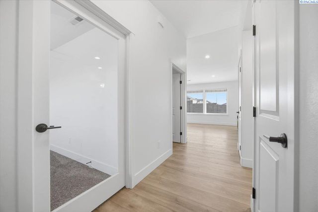 6114 W 32nd Ave, Kennewick, WA 99338