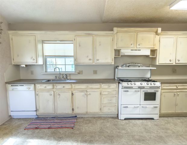 1332 Florea Street, Graham, TX 76450