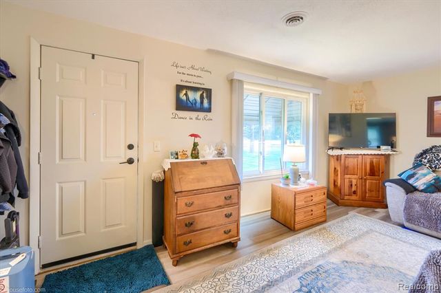 9254 N Genesee Road, Mount Morris, MI 48458