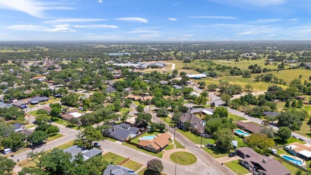 404 Joekel Ave S, Giddings, TX 78942