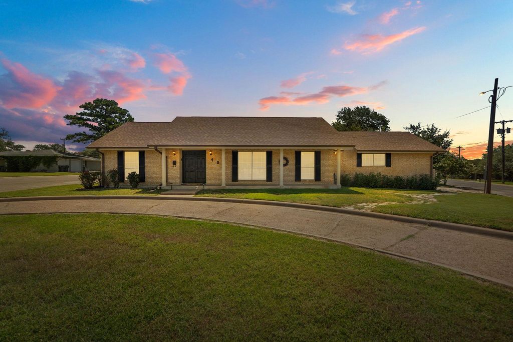 404 Joekel Ave S, Giddings, TX 78942