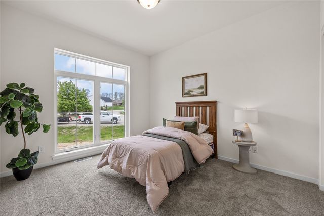 5700 Meadow Grass Circle SE, Cedar Rapids, IA 52403
