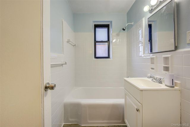 65-35 108th D7, Forest Hills, NY 11375