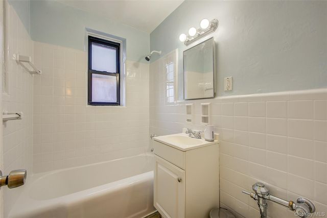 65-35 108th D7, Forest Hills, NY 11375